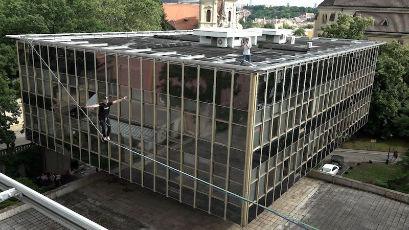 Letní sezonu Centra architektury v Praze odstartovali akrobaté nad střechami metropole